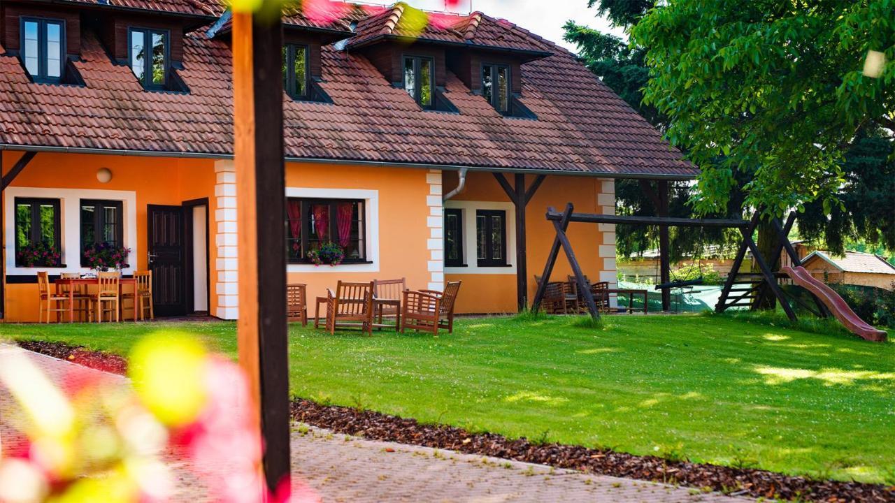 Wellness Penzion-Restaurace U Pstrosa Vsemyslice Kültér fotó