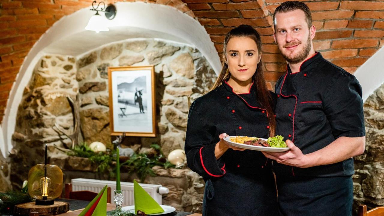 Wellness Penzion-Restaurace U Pstrosa Vsemyslice Kültér fotó