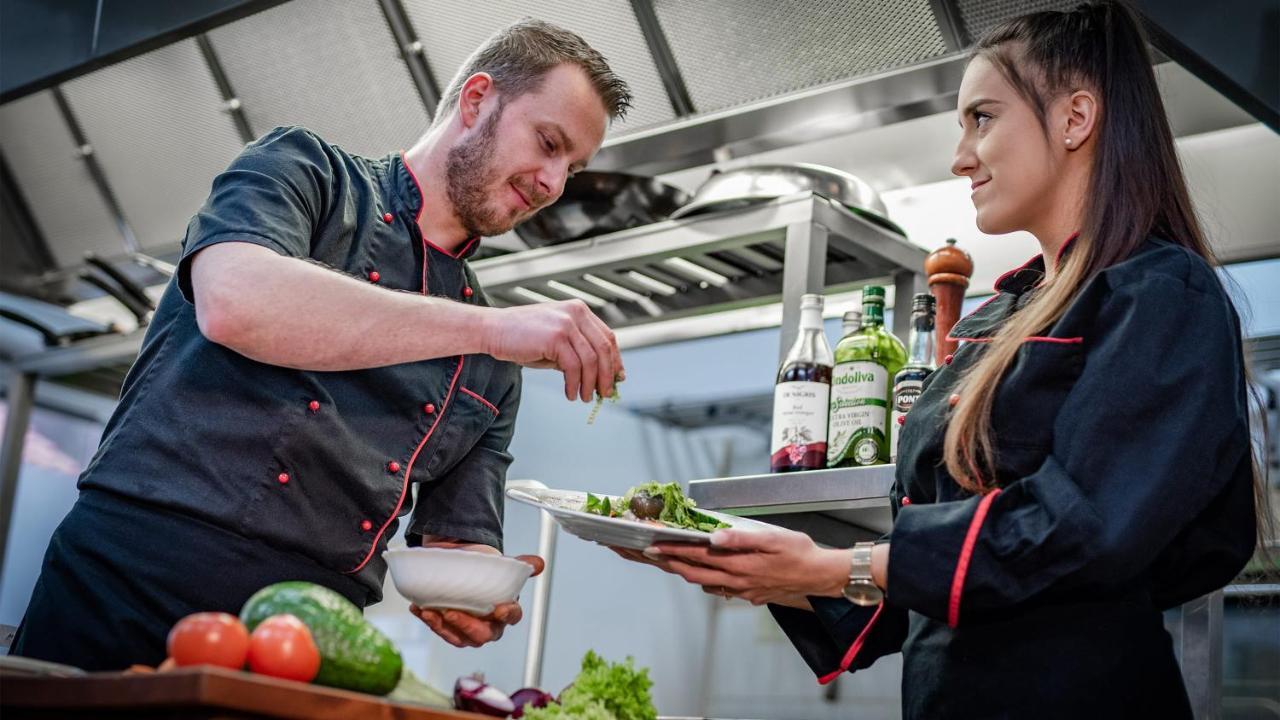 Wellness Penzion-Restaurace U Pstrosa Vsemyslice Kültér fotó